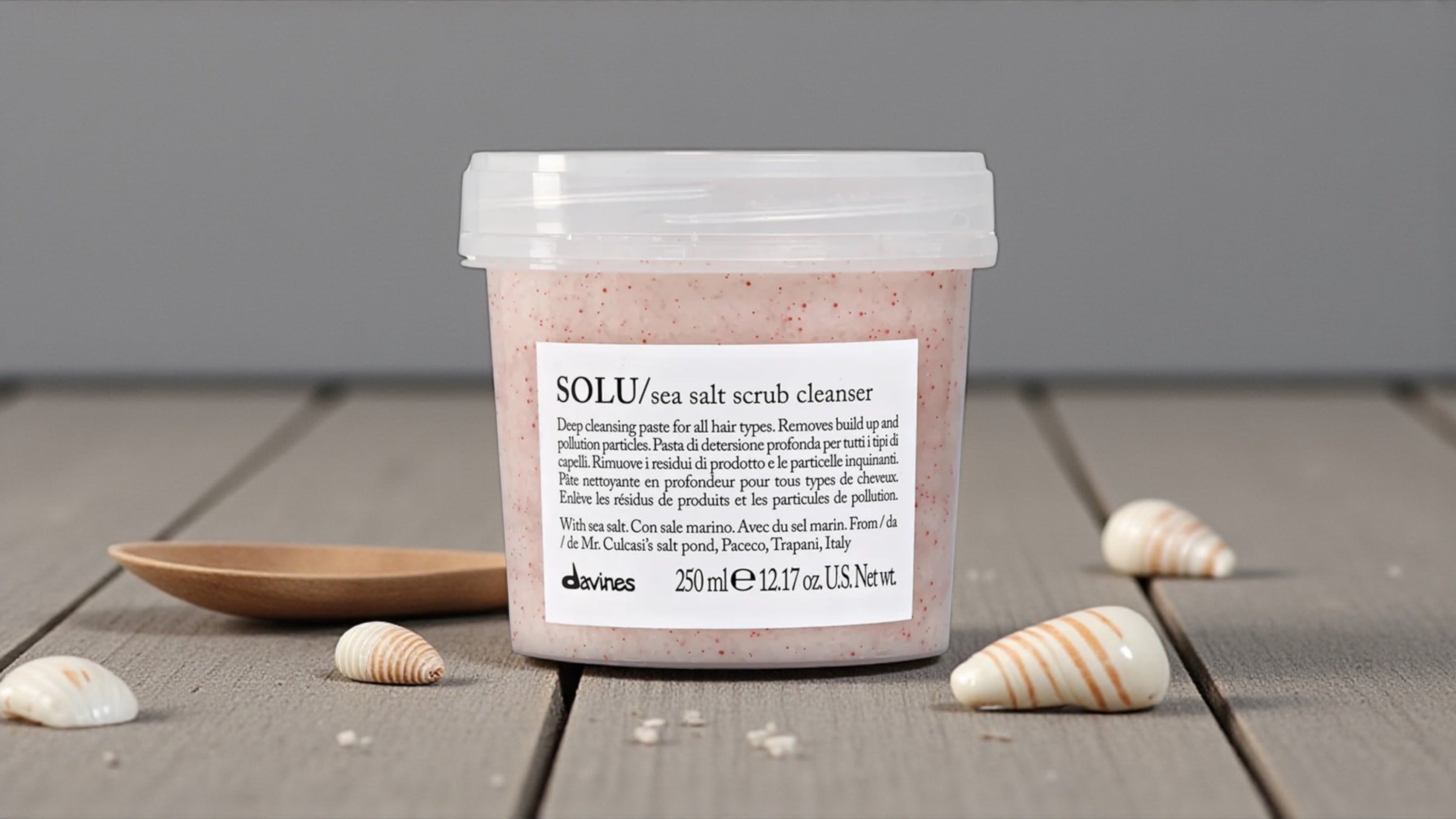 Gommage au sel de mer Davines : le secret d’un cuir chevelu sain et de cheveux éclatants