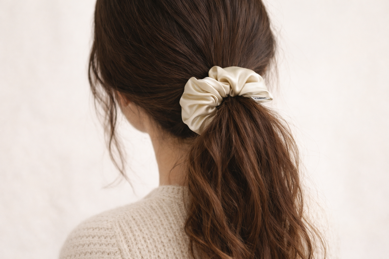 Chouchou en soie : pourquoi il abîme moins les cheveux qu’un élastique classique